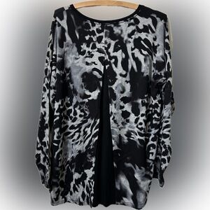 NWT Kenzie Women’s long sleeve top. Black & White abstract animal print. Size L